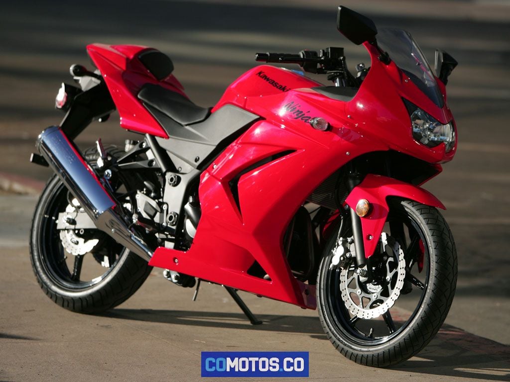 Kawasaki Ninja 250R color rojo, red color